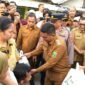 Selain membantu air bersih Gubernur Banten Andra Soni juga menyalurkan bantuan sembako kepada warga Desa Margasari Kecamatan Tigaraksa yang terdampak kekeringan akibat kemarau cukup panjang