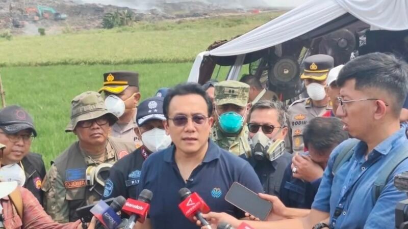 Wamen LH Diaz Faisal Malik Hendropriyono meninjau langsung lokasi kebakaran di TPA Jatiwaringin Kabupaten Tangerang 