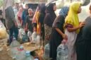 Warga Desa Margasari Kecamatan Tigaraksa yang rela antri bak antri sembako demi segalon air bersih demi mencukupi kebutuhan sehari-hari 