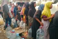 Warga Desa Margasari Kecamatan Tigaraksa yang rela antri bak antri sembako demi segalon air bersih demi mencukupi kebutuhan sehari-hari 