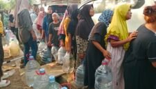 Warga Desa Margasari Kecamatan Tigaraksa yang rela antri bak antri sembako demi segalon air bersih demi mencukupi kebutuhan sehari-hari
