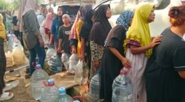 Warga Desa Margasari Kecamatan Tigaraksa yang rela antri bak antri sembako demi segalon air bersih demi mencukupi kebutuhan sehari-hari 