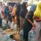 Warga Desa Margasari Kecamatan Tigaraksa yang rela antri bak antri sembako demi segalon air bersih demi mencukupi kebutuhan sehari-hari 