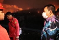 Bupati Tangerang Maesyal Rasyid saat meninjau lokasi kebakaran di TPA Jatiwaringin (foto; Tangerangkab.go.id)