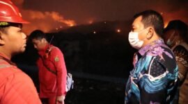 Bupati Tangerang Maesyal Rasyid saat meninjau lokasi kebakaran di TPA Jatiwaringin (foto; Tangerangkab.go.id)
