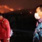 Bupati Tangerang Maesyal Rasyid saat meninjau lokasi kebakaran di TPA Jatiwaringin (foto; Tangerangkab.go.id)