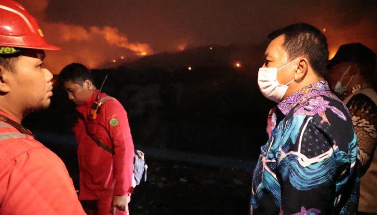 Bupati Tangerang Maesyal Rasyid saat meninjau lokasi kebakaran di TPA Jatiwaringin (foto; Tangerangkab.go.id)