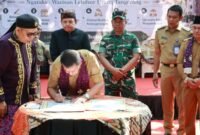 Bupati Tangerang Moch Maesyal Rasyid menandatangani Pembukaan Festival Kampung Budaya Kemuning Kecamatan Legok 