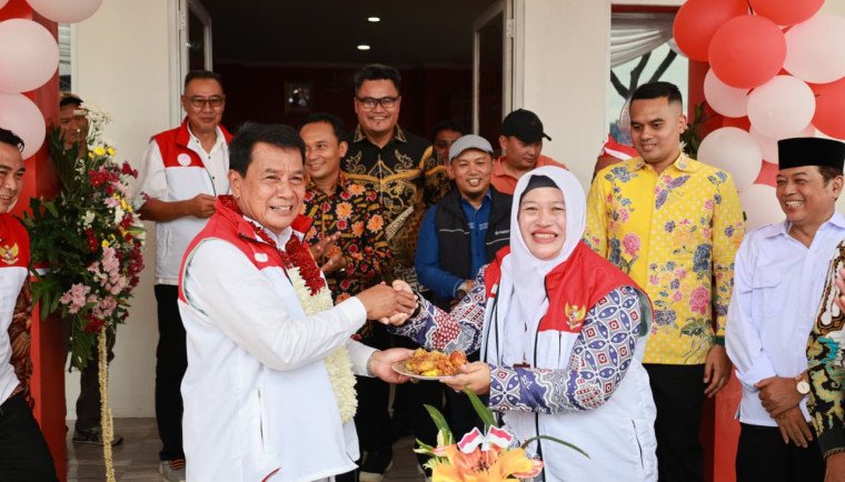 Bupati Tangerang, Moch. Maesyal Rasyid saat meresmikan Gerai Koperasi Kelurahan Merah Putih Kelurahan Medang Kec. Pagedangan pada Minggu (16/11/25)