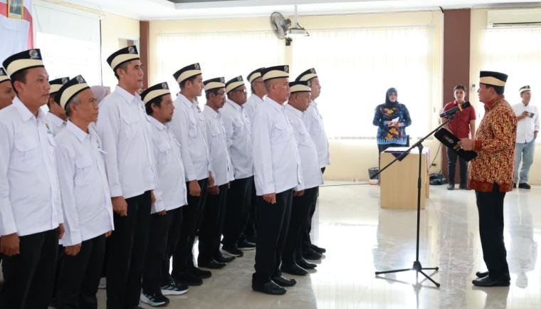 Bupati Tangerang Moch Maesyal Rasyid mengukuhkan kepengurusan Dekopinda Kabupaten Tangerang 