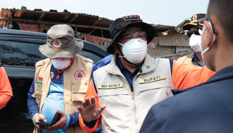 Bupati Tangerang Moch Maesyal Rasyid selalu stanby setiap hari siang malam memantau dan memberi komando upaya pemadaman sejak terjadinya kebakaran TPA Jatiwaringin Kecamatan Mauk