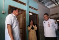Bupati Tangerang berbincang dengan pemilik rumah penerima program Gebrak Pakumis bersama Kadis Perkim Bambang Sapto (foto ; Tangerangkab.go.id)
