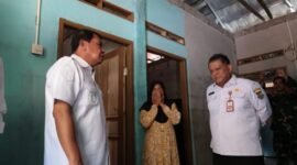 Bupati Tangerang berbincang dengan pemilik rumah penerima program Gebrak Pakumis bersama Kadis Perkim Bambang Sapto (foto ; Tangerangkab.go.id)