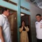 Bupati Tangerang berbincang dengan pemilik rumah penerima program Gebrak Pakumis bersama Kadis Perkim Bambang Sapto (foto ; Tangerangkab.go.id)
