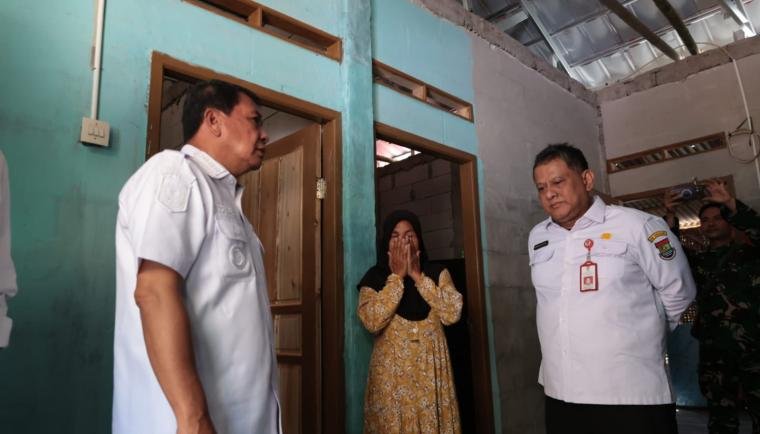 Bupati Tangerang berbincang dengan pemilik rumah penerima program Gebrak Pakumis bersama Kadis Perkim Bambang Sapto (foto ; Tangerangkab.go.id)