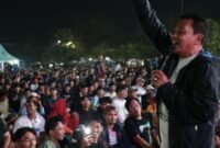 Bupati Tangerang Maesyal Rasyid ditengah ribuan penonton Nobar Final Sepak Bola Piala Dunia 2026 di Alun-alun Pemda Kabupaten Tangerang di Tigaraksa 