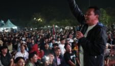 Bupati Tangerang Maesyal Rasyid ditengah ribuan penonton Nobar Final Sepak Bola Piala Dunia 2026 di Alun-alun Pemda Kabupaten Tangerang di Tigaraksa 