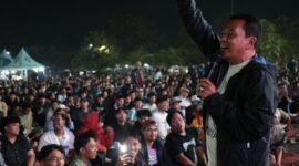 Bupati Tangerang Maesyal Rasyid ditengah ribuan penonton Nobar Final Sepak Bola Piala Dunia 2026 di Alun-alun Pemda Kabupaten Tangerang di Tigaraksa 