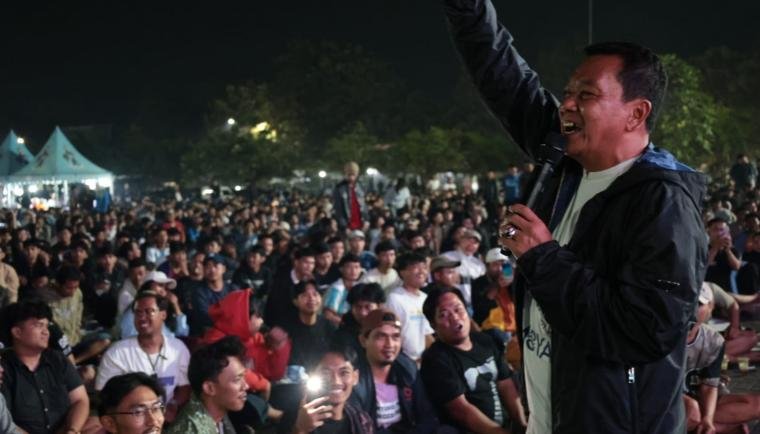 Bupati Tangerang Maesyal Rasyid ditengah ribuan penonton Nobar Final Sepak Bola Piala Dunia 2026 di Alun-alun Pemda Kabupaten Tangerang di Tigaraksa 