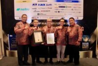 Berpose bersama usai menerima penghargaan 