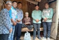 Tim yang menyalurkan bantuan kepada Madhali Warga Kabupaten Lebak yang Viral di medsos diduga kelaparan perutnya diikat dan makan kangkung