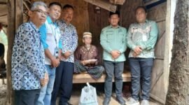 Tim yang menyalurkan bantuan kepada Madhali Warga Kabupaten Lebak yang Viral di medsos diduga kelaparan perutnya diikat dan makan kangkung