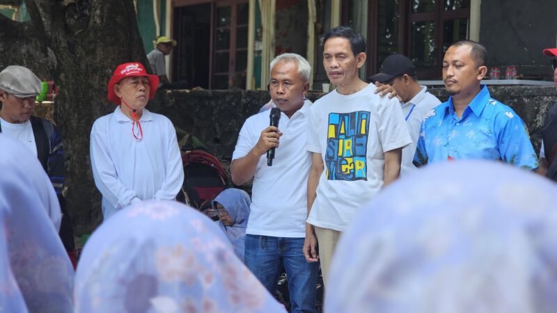 Lurah Babakan Teguh saat menyampaikan sambutan dan memperkenalkan para kader kepada Camat Tangerang yang baru.
dalam acara family Gathering Pantai cerita