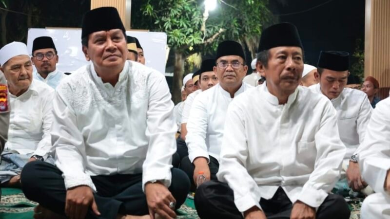 Bupati Tangerang Maesyal Rasyid duduk berdampingan dengan Haji Enju tokoh Kecamatan Rajeg serius menyimak tausyiah KH TB Miftah Fauzi dari Tasikmalaya 