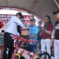 Penyerahan hadiah Doorprize Gerak Jalan Santai HUT ke-81 RI Tingkat Kecamatan Solear Tahun 2026
