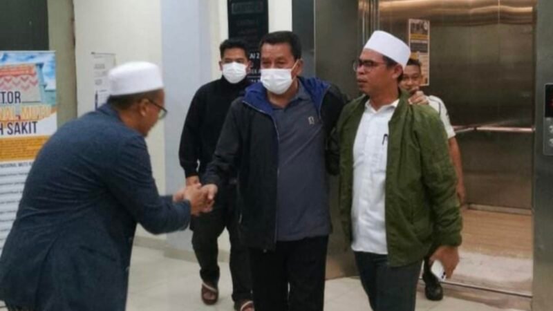 Bupati Tangerang Moch Maesyal Rasyid saat menjenguk KH Fudholi di RSUD Tangerang 